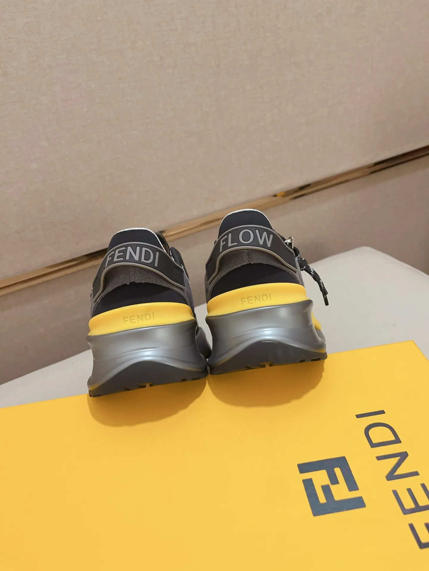 Men's shoes💰: 540💰(Higher version) [Fendi] Fendi's latest casual shoes for men! Available at counters simultaneously! A one-to-one replica of the original. Made entirely of imported top-grain calfskin, the interior is made of top-grain water-dyed cowhide, and the original factory-supplied rubber outsole. Leading new fashion concepts. Matching code: 38-44. 45 can be customized and non-returnable!
